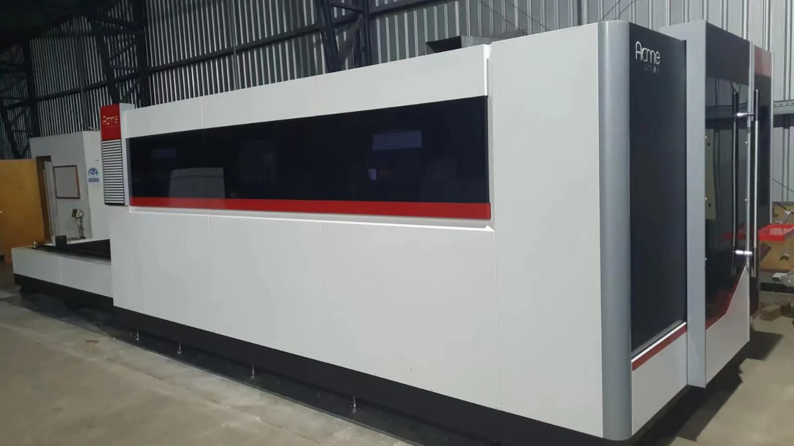 Uruguay 3x1.5m exchange cutting table machine arrival and installation Uruguay 3x1.5m exchange cutting table machine arrival and installation